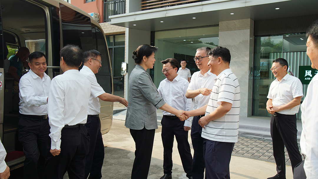 省人大常委會(huì)黨組書(shū)記、常務(wù)副主任王艷玲一行蒞臨湖北華醇食品有限公司，調(diào)研荊門(mén)風(fēng)干雞產(chǎn)業(yè)發(fā)展及鄉(xiāng)村振興工作
